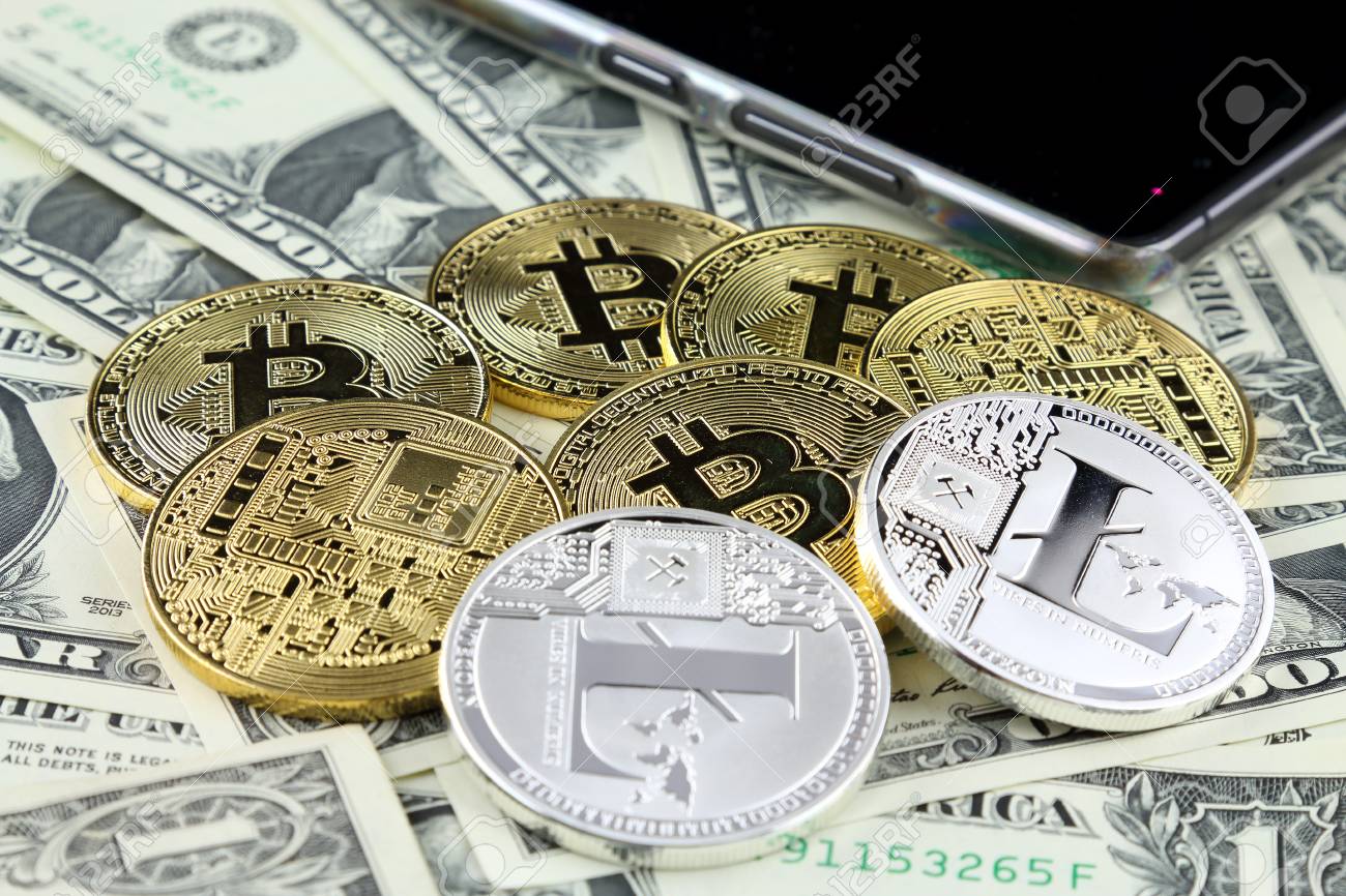 1 달러 지폐에 비트 코인과 라이트 코인의 물리적 버전 (새로운 가상 화폐). 비트 코인 현금을 1 달러로 교환하십시오. 전세계 암호  화폐 및 디지털 결제 시스템에 대한 개념적 이미지. 로열티 무료 사진, 그림,
