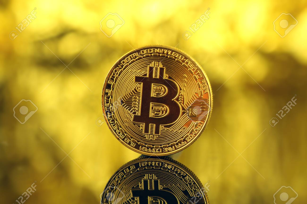 Versión Física De Bitcoin, Nuevo Dinero Virtual. Imagen Conceptual Para La  Criptomoneda Mundial Y El Sistema De Pago Digital Llamada La Primera Moneda  Digital Descentralizada. Fotos, retratos, imágenes y fotografía de archivo