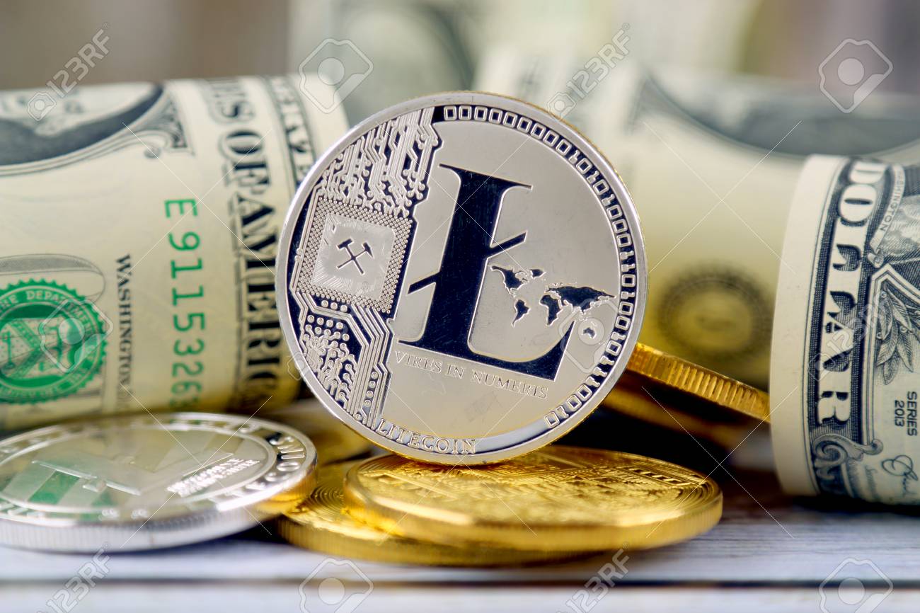 Versión Física De Litecoin (nuevo Dinero Virtual) Y Billetes De Un Dólar.  Exchange Litecoin Por Un Dólar. Imagen Conceptual Para La Criptomoneda  Mundial Y El Sistema De Pago Digital. Fotos, retratos, imágenes