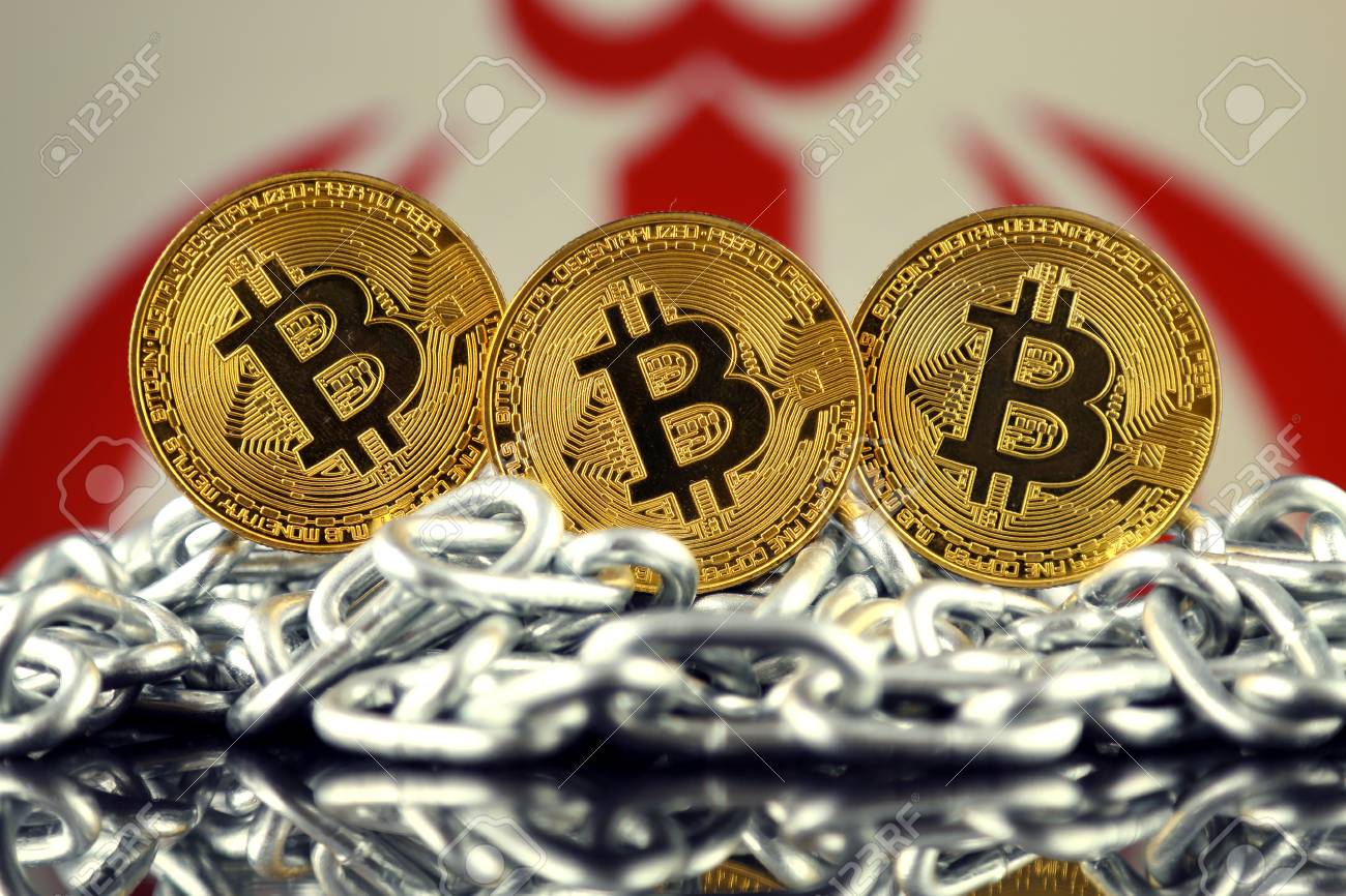 Bitcoin (새로운 가상 화폐), 사슬 및이란 깃발의 물리적 버전. Cryptocurrency 및이란의 Blockchain 기술  투자자를위한 개념적 이미지. 로열티 무료 사진, 그림, 이미지 그리고 스톡포토그래피. Image 89592962