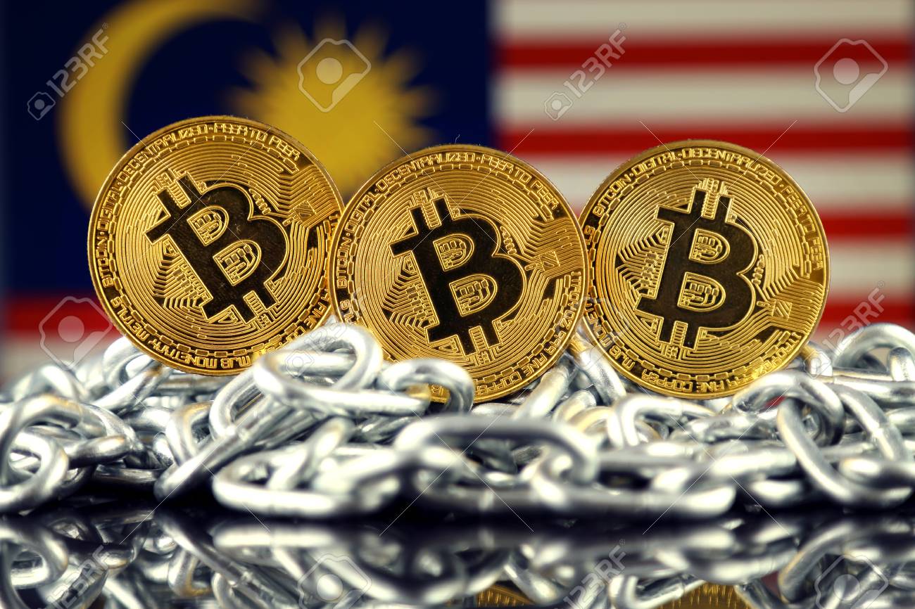 Bitcoin (새로운 가상 화폐), 체인 및 말레이시아 국기의 물리적 버전. 말레이시아의 Cryptocurrency 및  Blockchain 기술 투자자를위한 개념적 이미지. 로열티 무료 사진, 그림, 이미지 그리고 스톡포토그래피. Image 89592964