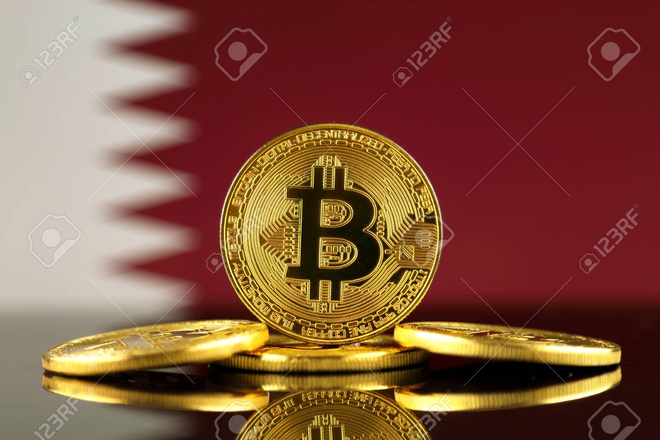 Bitcoin (새로운 가상 화폐) 및 Qatar Flag의 물리적 버전. 카타르의 Cryptocurrency 및 Blockchain  Technology 투자자를위한 개념적 이미지. 로열티 무료 사진, 그림, 이미지 그리고 스톡포토그래피. Image 90254652