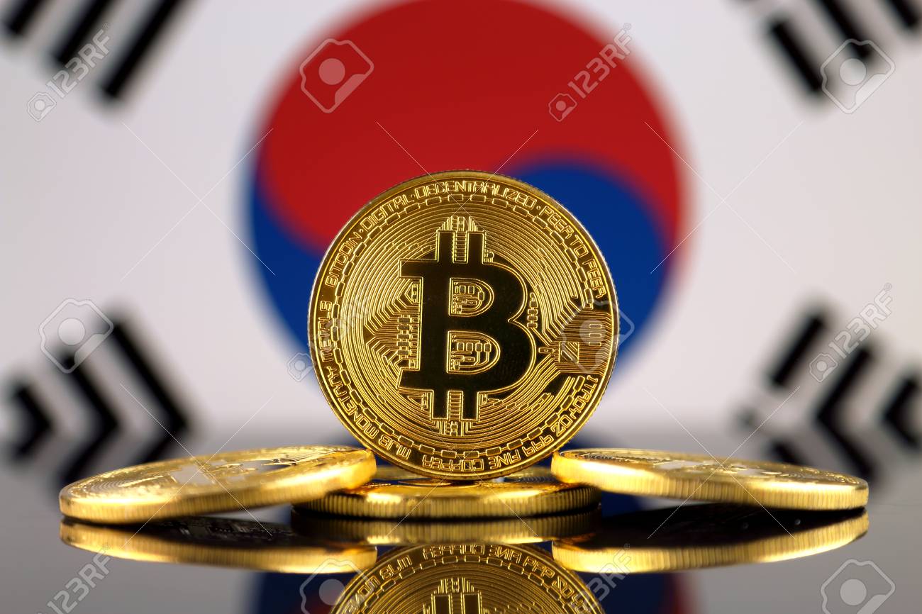 Bitcoin (새로운 가상 화폐) 및 대한민국 국기의 물리적 버전. Cryptocurrency 및 한국의 Blockchain 기술  투자자를위한 개념적 이미지. 로열티 무료 사진, 그림, 이미지 그리고 스톡포토그래피. Image 90254707