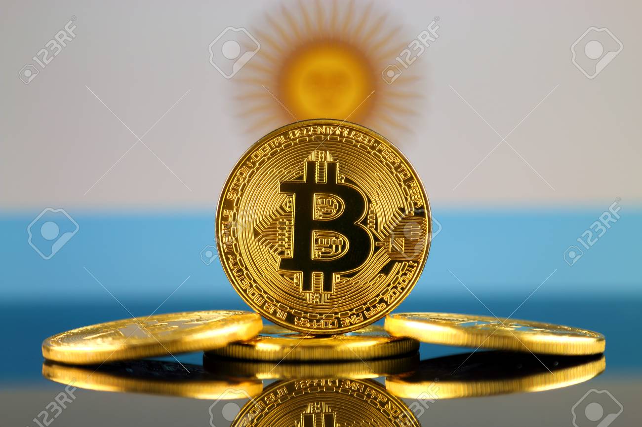 Bitcoin (새로운 가상 화폐) 및 아르헨티나 깃발의 물리적 버전. 아르헨티나의 Cryptocurrency 및 Blockchain  기술 투자자를위한 개념적 이미지. 로열티 무료 사진, 그림, 이미지 그리고 스톡포토그래피. Image 90254725