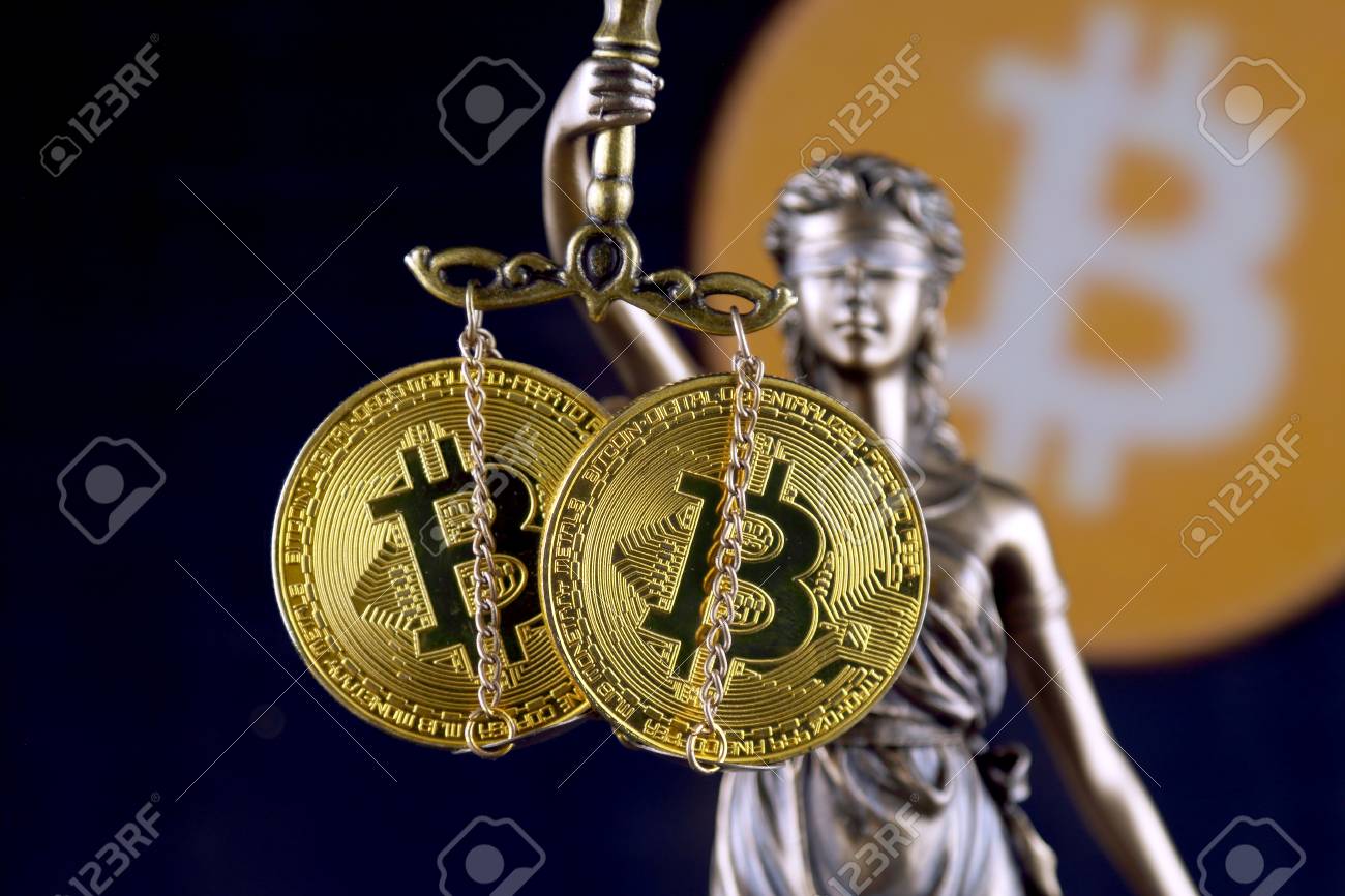비트 코인의 법과 정의 및 물리적 버전의 상징. 암호 화폐, 규정, 제한 또는 보안, 보호, 프라이버시 금지. 로열티 무료 사진,  그림, 이미지 그리고 스톡포토그래피. Image 91762069
