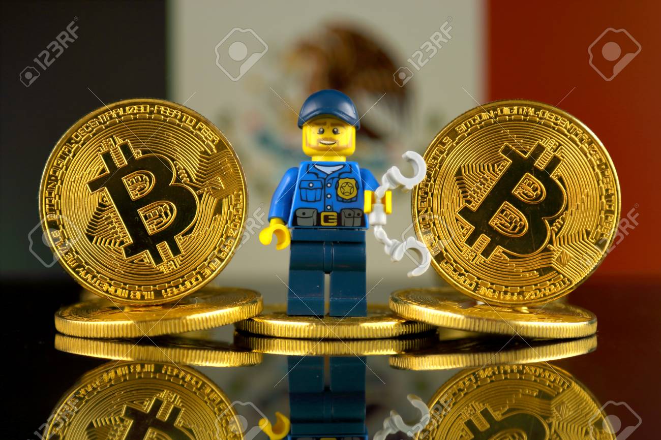 브로츠와프, 폴란드 -2018 년 3 월 10 일 : Bitcoin, 경찰 (레고 그림) 및 멕시코 국기의 실제 버전. 스튜디오 촬영.  로열티 무료 사진, 그림, 이미지 그리고 스톡포토그래피. Image 97817578