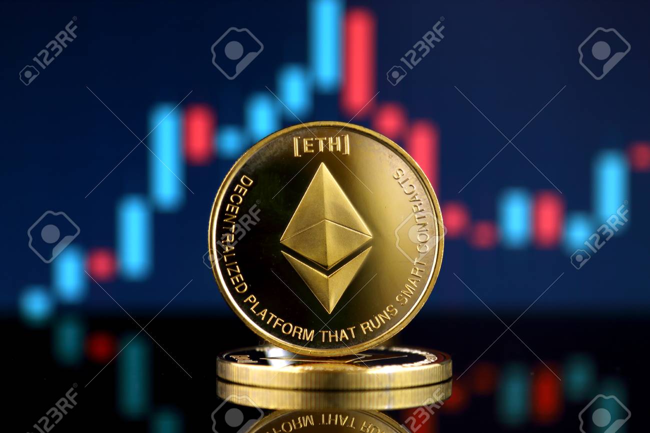 이더리움(ETH)의 물리적 버전, 새로운 가상 화폐. 전 세계 암호화폐 및 디지털 결제 시스템에 대한 개념적 이미지입니다. 로열티 무료  사진, 그림, 이미지 그리고 스톡포토그래피. Image 99577110
