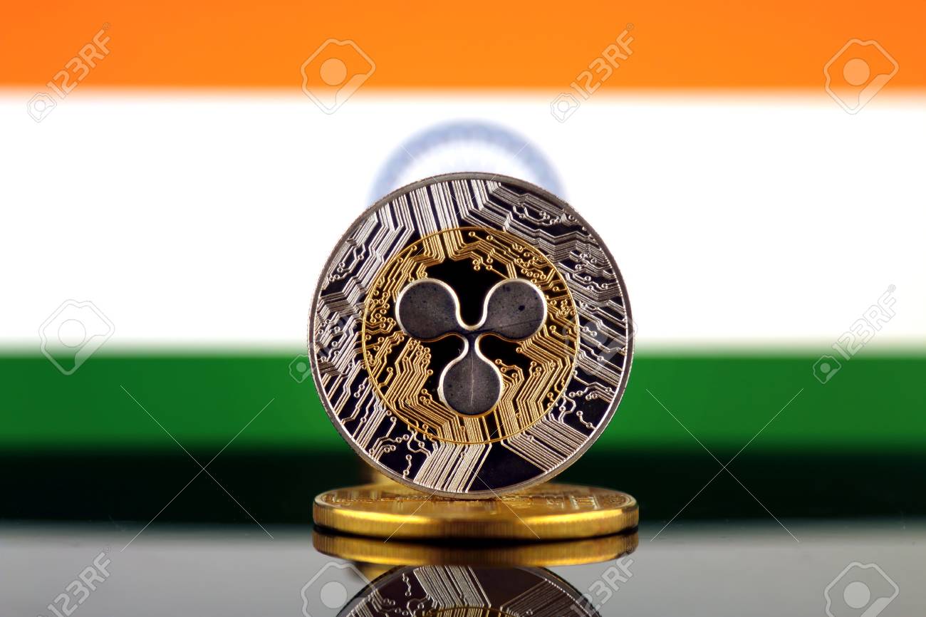 리플 (XRP)의 물리적 버전, 새로운 가상 화폐 및 인도 깃발. 전세계 암호 화폐 및 디지털 결제 시스템에 대한 개념적 이미지.  스튜디오 촬영. 로열티 무료 사진, 그림, 이미지 그리고 스톡포토그래피. Image 99577434