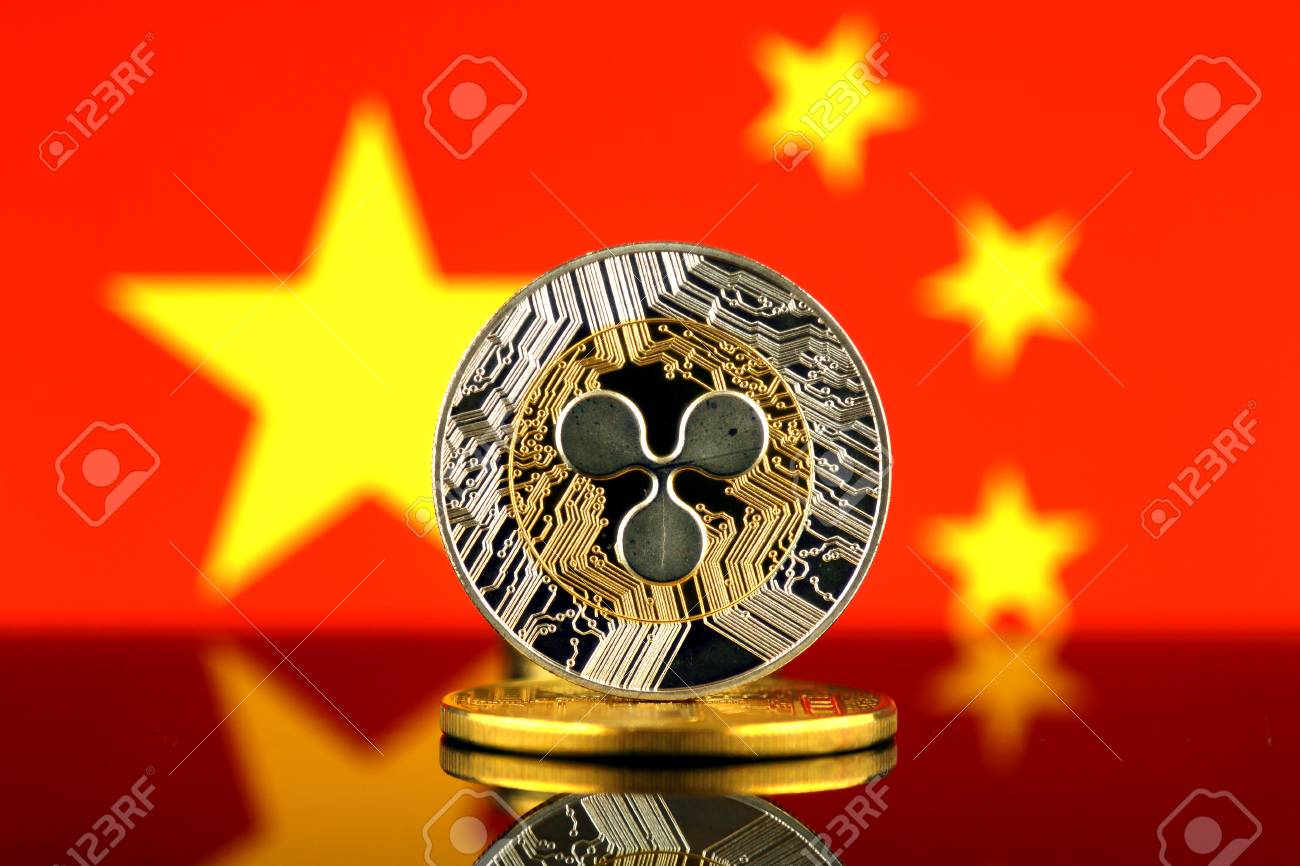 Ripple (XRP)의 물리적 버전, 새로운 가상 화폐 및 China Flag. 전세계 암호 화폐 및 디지털 결제 시스템에 대한  개념적 이미지. 스튜디오 촬영. 로열티 무료 사진, 그림, 이미지 그리고 스톡포토그래피. Image 99577696