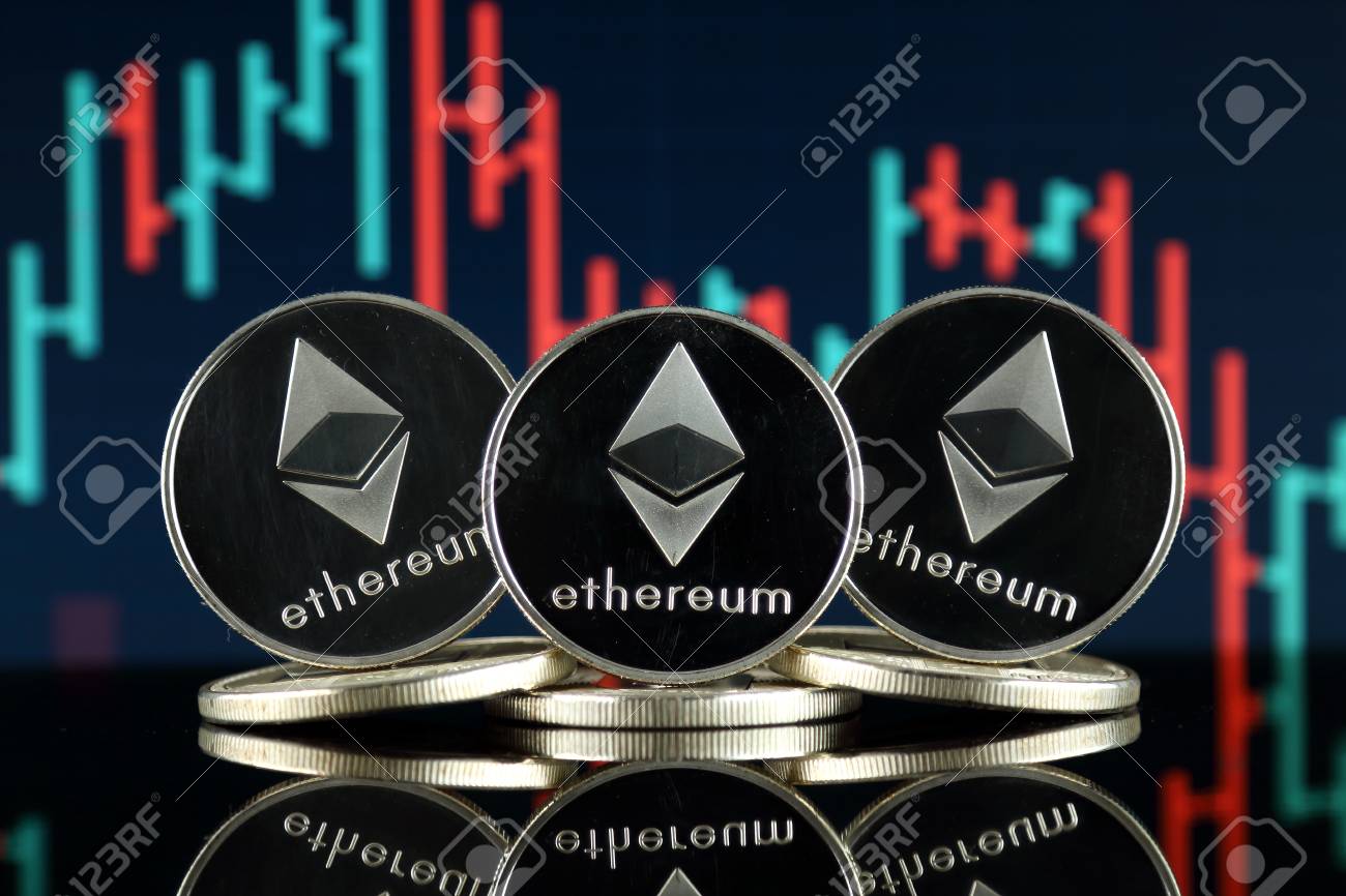 암호화폐 블록체인 기술 스마트 계약 개인 토큰 및 초기 코인 제공 투자자를 위한 이더리움 Eth 개념 이미지의 물리적 버전 로열티 무료  사진, 그림, 이미지 그리고 스톡포토그래피. Image 108086128