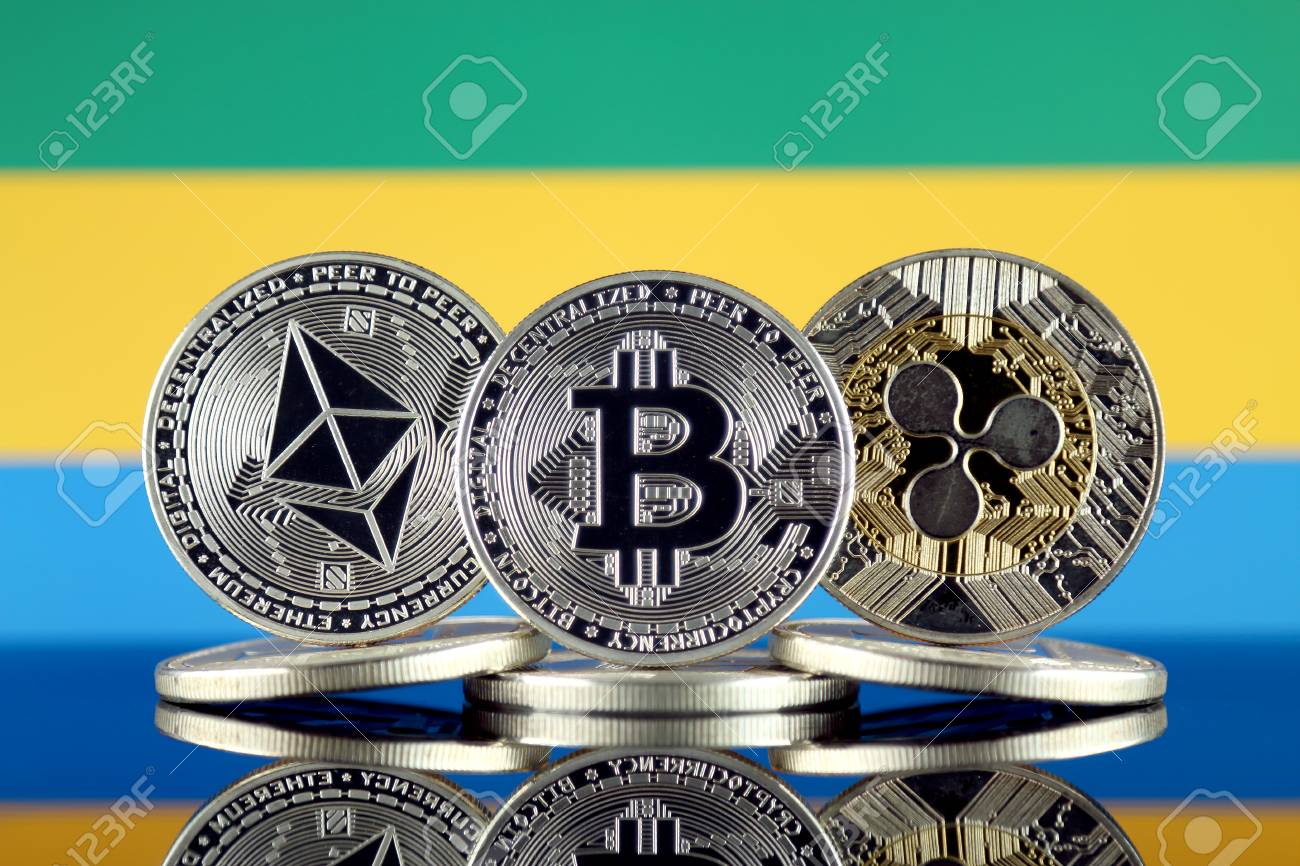 이더리움(ETH), 비트코인(BTC), 리플(XRP) 및 가봉 플래그의 물리적 버전. 시가총액 상위 3위 암호화폐. 로열티 무료 사진,  그림, 이미지 그리고 스톡포토그래피. Image 109060903