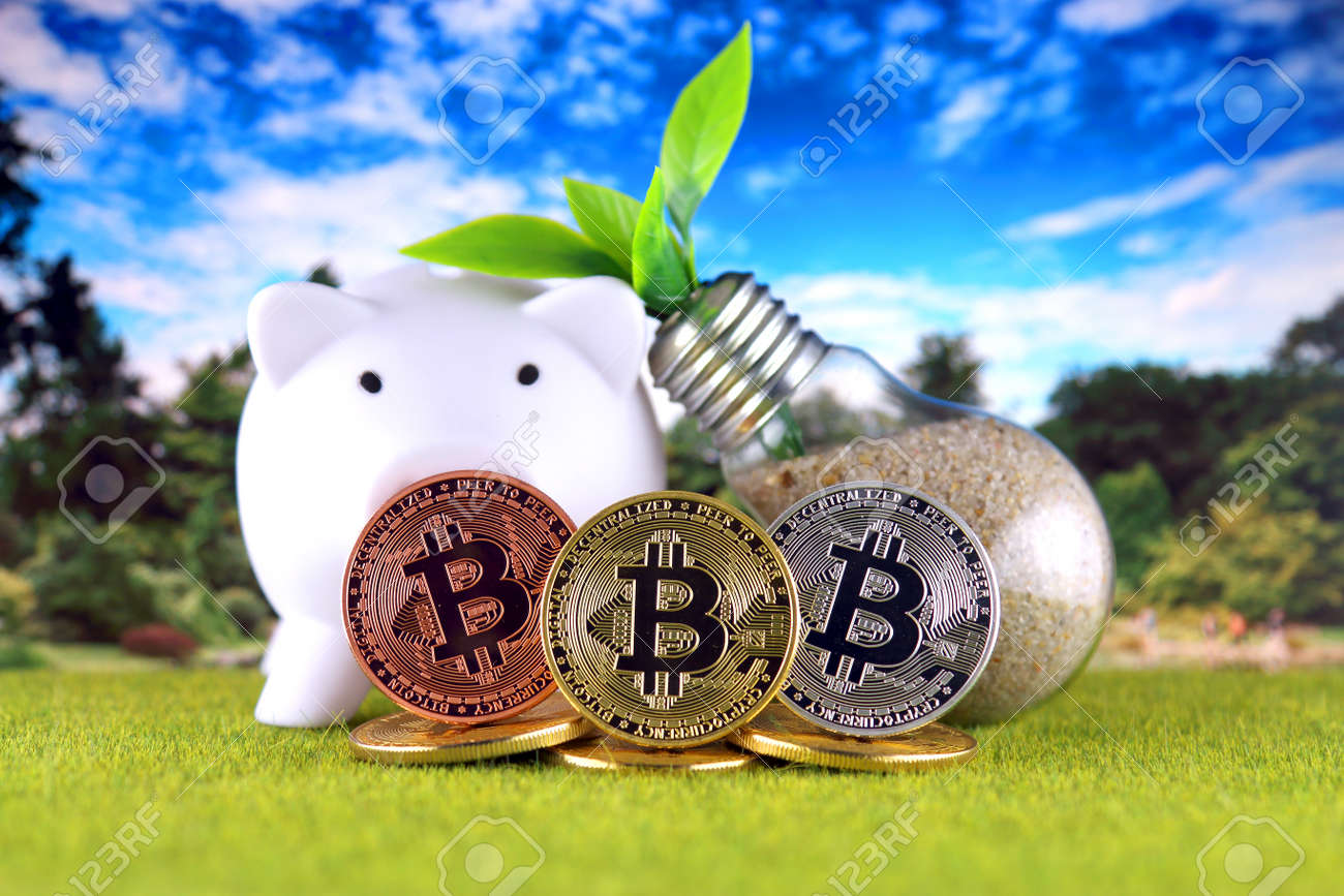 비트코인 BTC 및 녹색 재생 가능 에너지 개념 전기 가격 암호화폐 채굴 사업에서 에너지 절약 로열티 무료 사진, 그림, 이미지 그리고  스톡포토그래피. Image 121673599