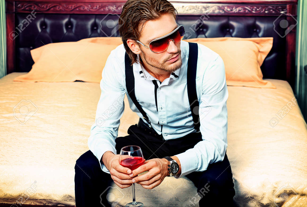 男の肖像ハンサムなおしゃれなインテリアでポーズします の写真素材 画像素材 Image