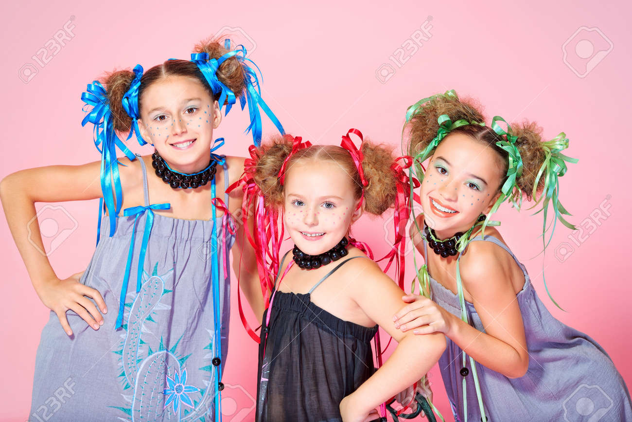 お祝いメイク 髪型 ドレスを持つ 3 つの美しい女の子の肖像画 の