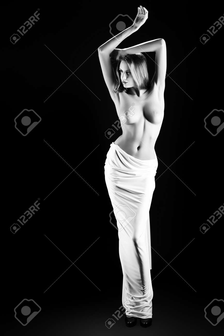 Arte Retrato De Una Hermosa Mujer Desnuda, Envuelta En Una Tela Elástica  Apretada. Fondo Negro. Fotos, retratos, imágenes y fotografía de archivo  libres de derecho. Image 17750224