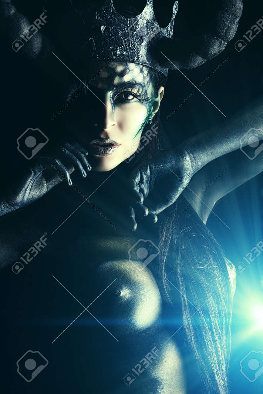 美しいと怖い悪魔の女性 アート プロジェクト の写真素材 画像素材 Image