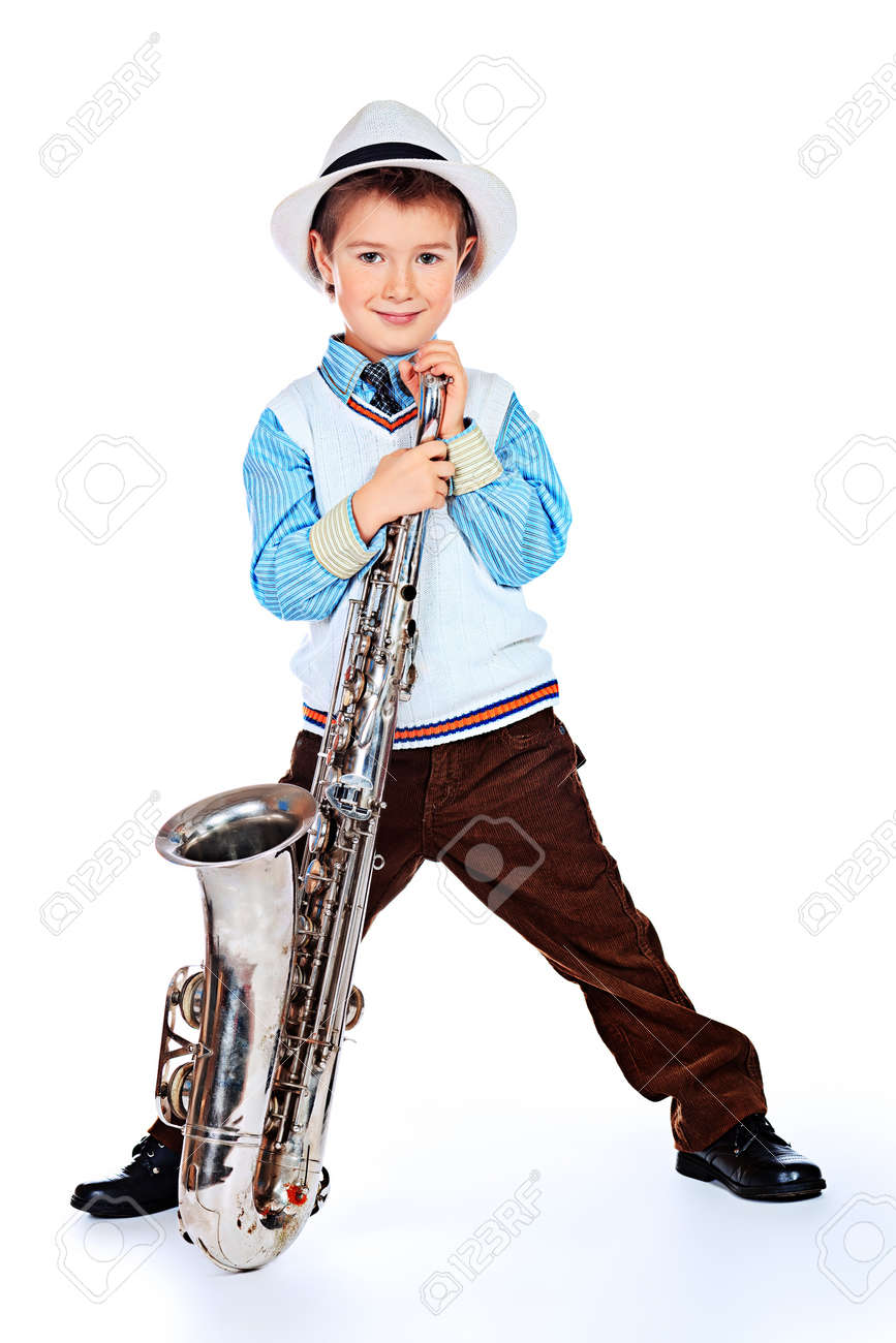 彼のサックスを演奏かわいい小さな男の子ジャズメンの肖像画 白で隔離されました の写真素材 画像素材 Image
