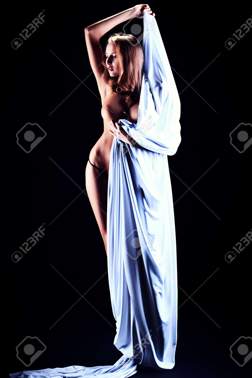 Arte Retrato De Una Hermosa Mujer Desnuda, Envuelta En Una Tela Elástica  Apretada. Fondo Negro. Fotos, retratos, imágenes y fotografía de archivo  libres de derecho. Image 18435804