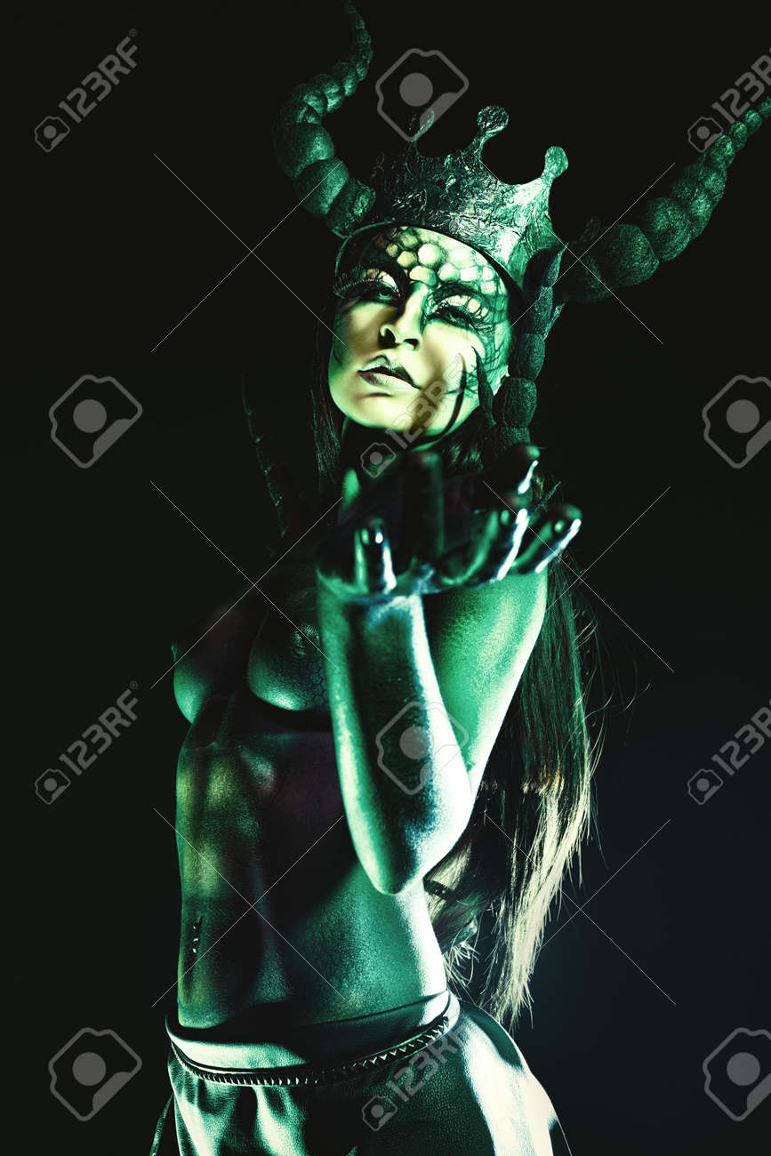 美しく 恐ろしい悪魔の女性 アート プロジェクト の写真素材 画像素材 Image