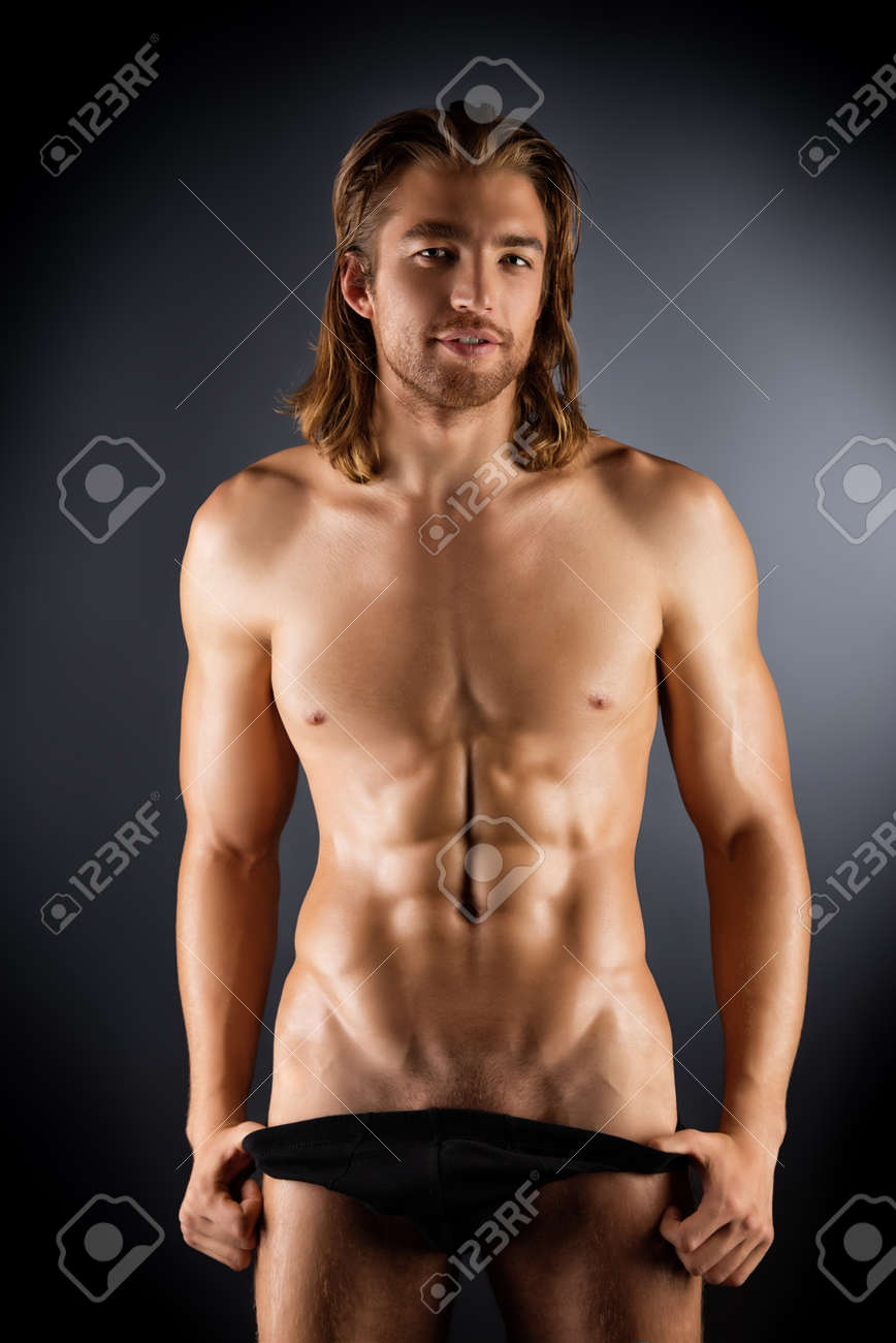 男　裸体 性的な筋肉の裸の男は暗い背景の上にポーズします。の写真素材・画像素材 Image 25720195