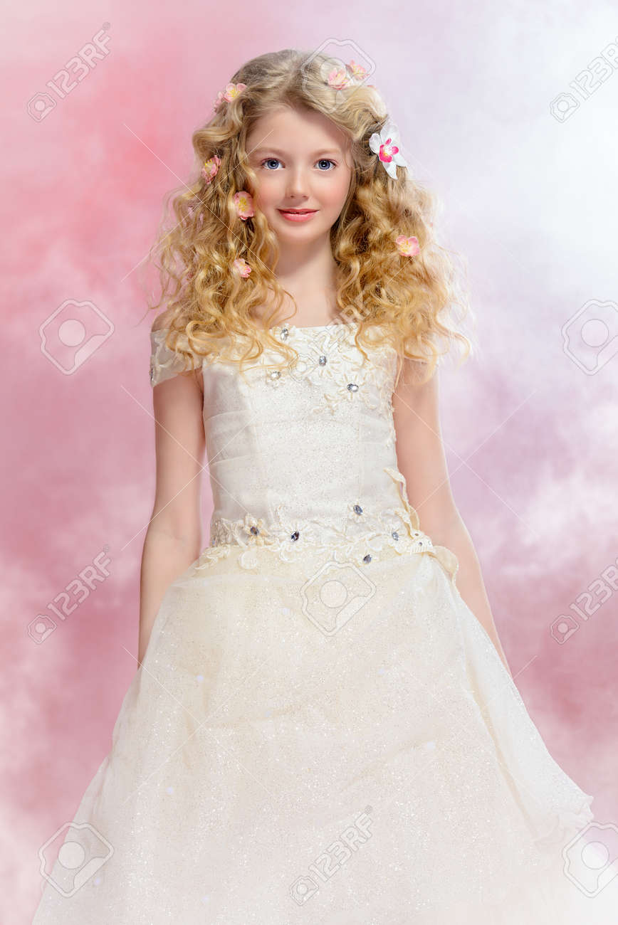 Fille Apparence La Jeune Portrait Robe Avec Dans Blanche Douce De Fête D'une Une Belle pSzMUV