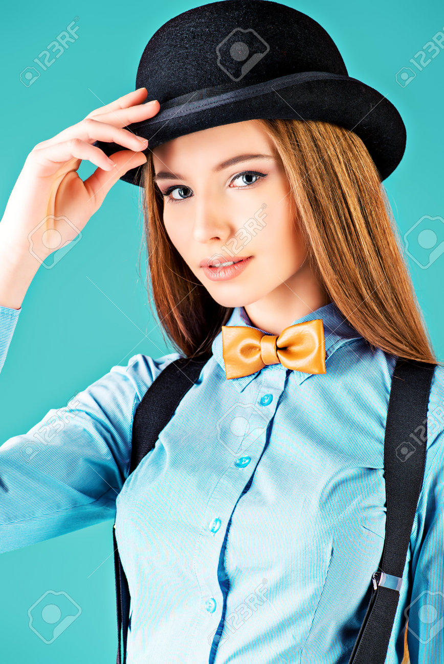 ブラウス 蝶ネクタイと山高帽のエレガントな女の子モデル ポーズ