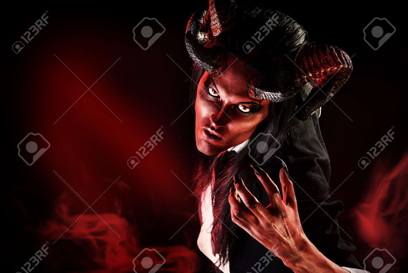 角を持つ悪魔の肖像画 ファンタジー アート プロジェクト の写真素材 画像素材 Image