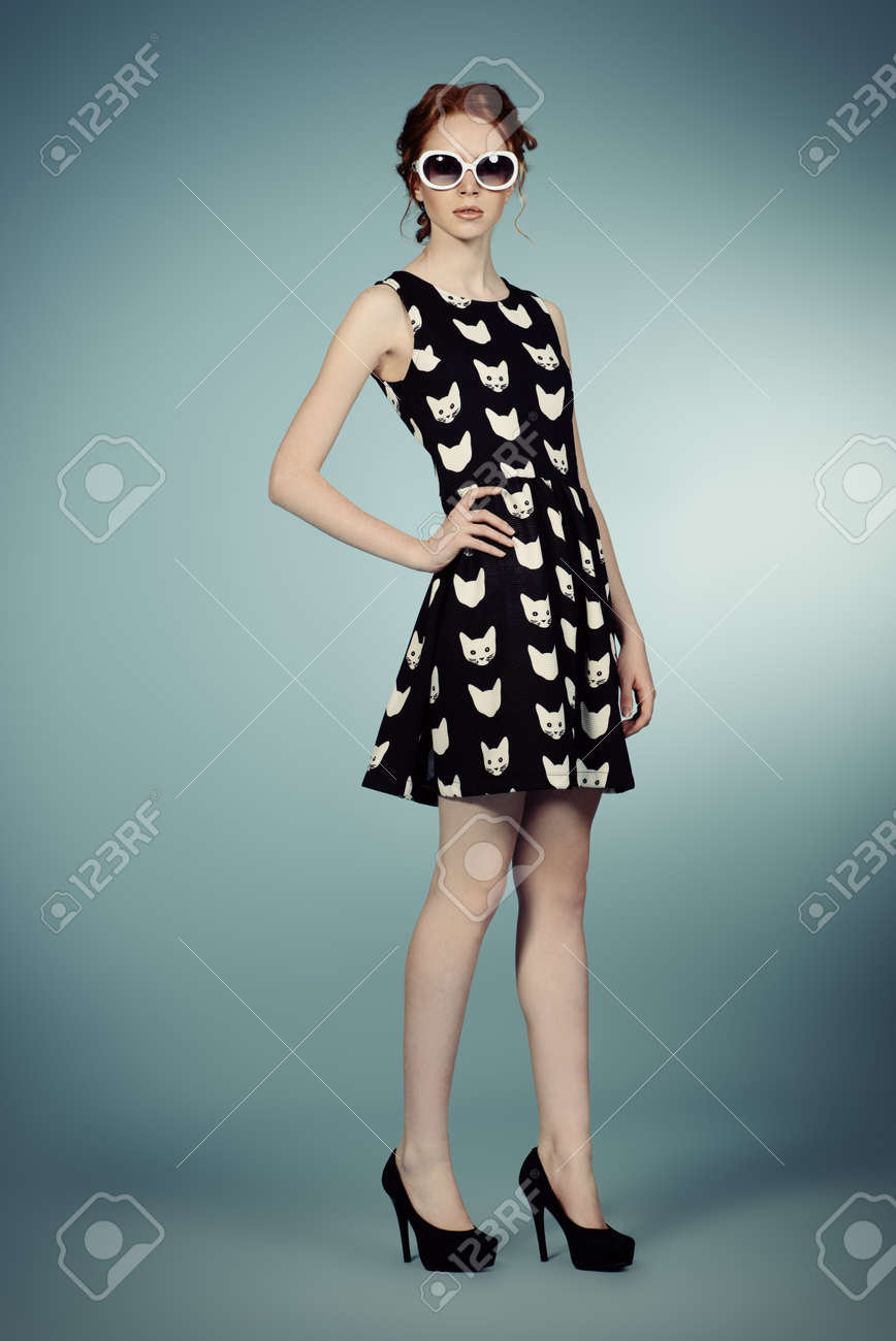 スタジオでポーズ ピンナップ ガールのファッション撮影 完全な長さの肖像画 の写真素材 画像素材 Image