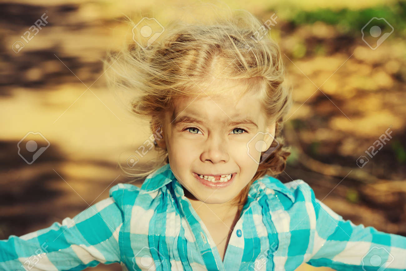 田舎で陰険な女の子の肖像画 幸せな子供時代 感情 の写真素材 画像素材 Image