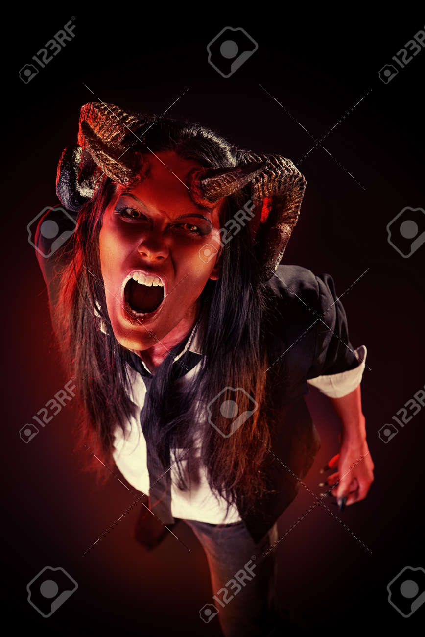 角を持つ悪魔の肖像画 ファンタジー アート プロジェクト の写真素材 画像素材 Image