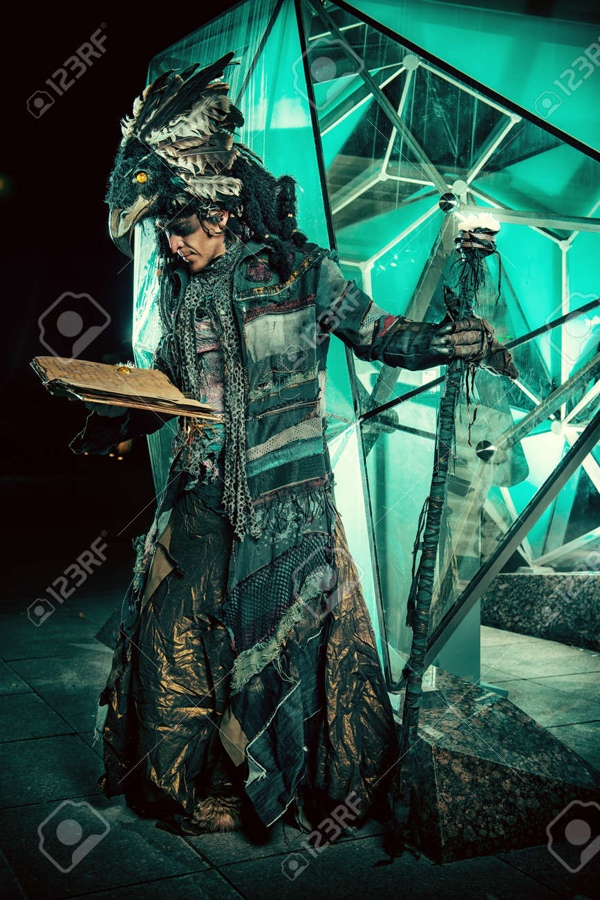 FuturisteFantastique Homme Extérieur ConceptLa D'un Ethnique En Portrait Chamane Magie Fond Un Robe Sur E9I2DH