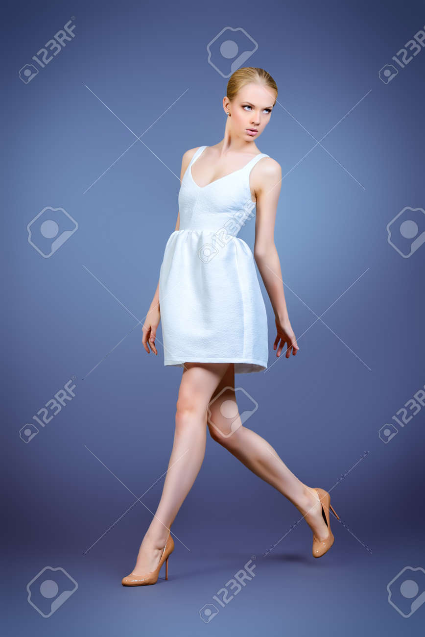 優雅な動きでスタジオで女性モデルポーズのファッション撮影 美容 ファッション の写真素材 画像素材 Image