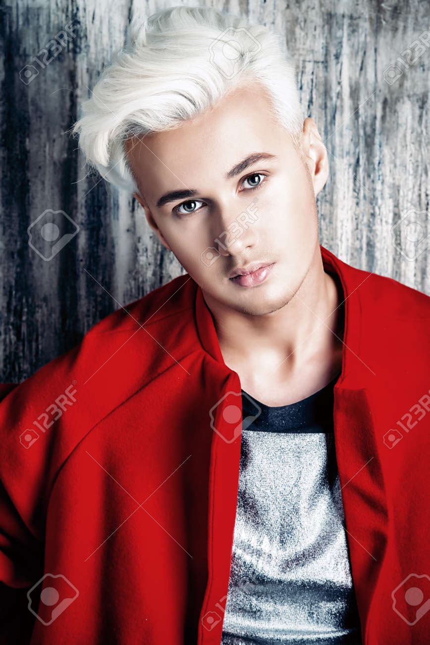 ブロンドの髪と美しい若い男のクローズ アップの肖像画 男性の美しさ ファッション の写真素材 画像素材 Image ブロンドの髪と美しい若い男のクローズ アップの肖像画 男性の美しさ ファッション の写真素材 画像素材 Image