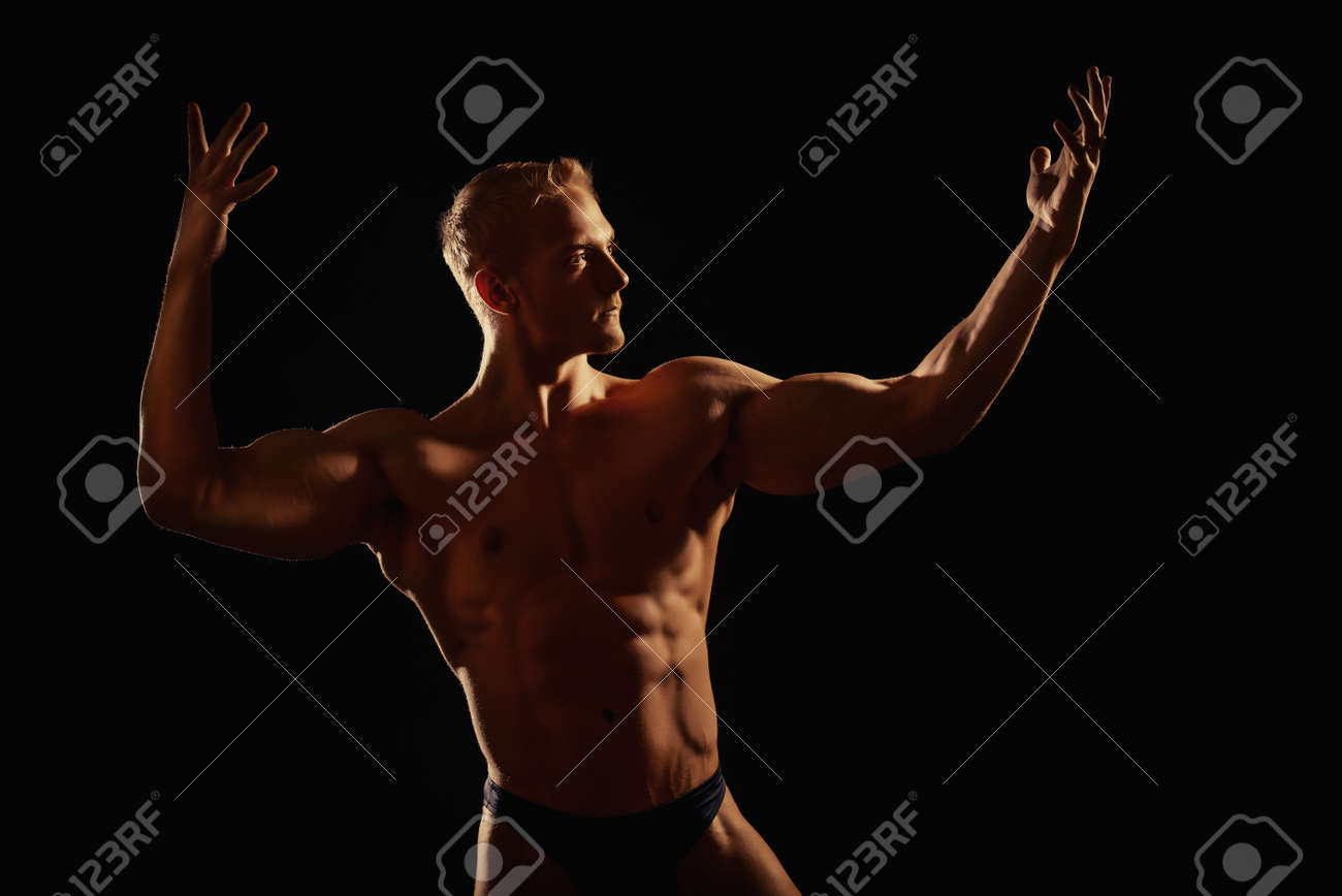 ハンサムな筋肉の運動の男は黒背景にポーズします 男性の美しさ ボディービル スポーツ の写真素材 画像素材 Image ハンサムな筋肉の運動の男は黒背景にポーズします 男性の美しさ ボディービル スポーツ の写真素材 画像素材 Image