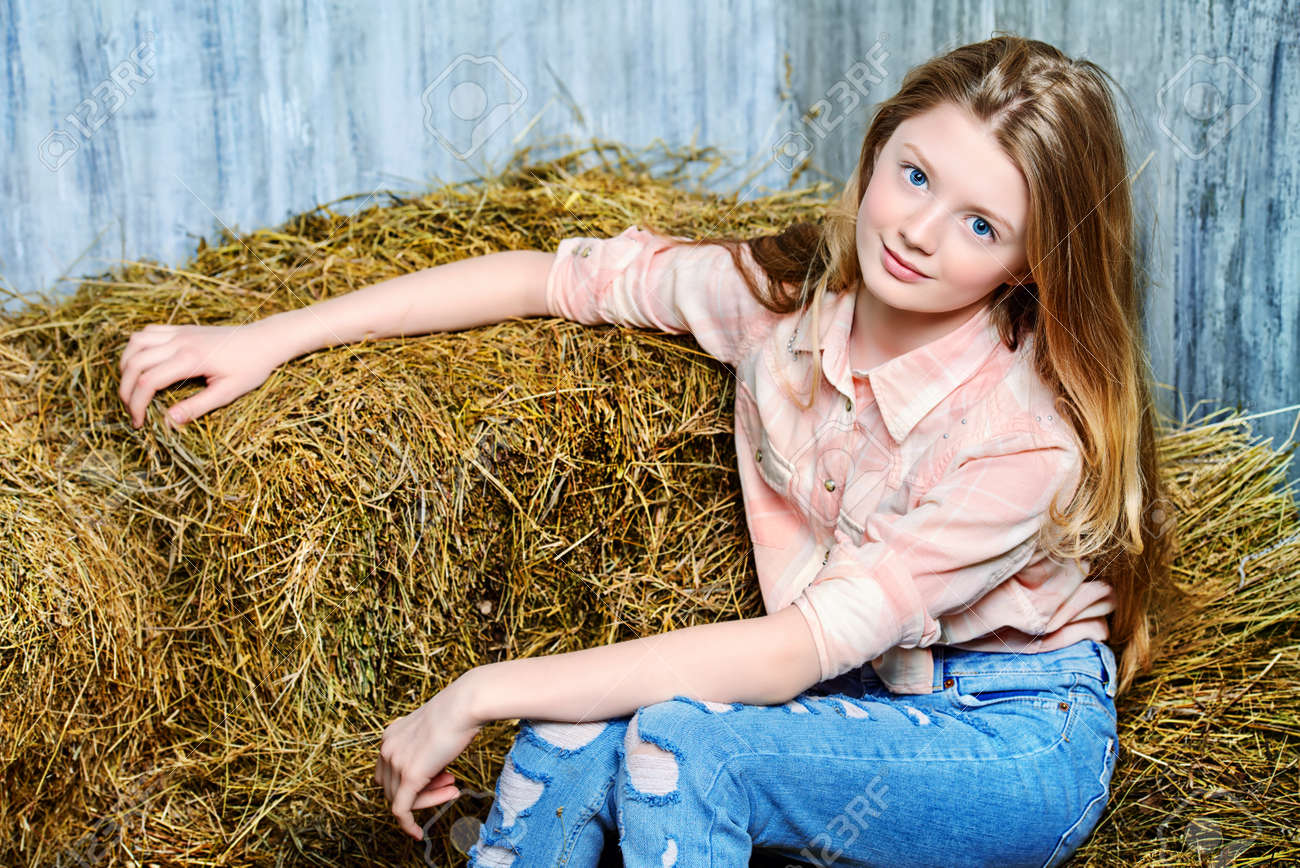 シャツと破れたジーンズの干し草のポーズかわいい女の子ティーンエイ ジャー ジーンズ ファッション 洋風 の写真素材 画像素材 Image 3506 シャツと破れたジーンズの干し草のポーズかわいい女の子ティーンエイ ジャー ジーンズ ファッション 洋風 の写真素材 画像素材 Image 3506
