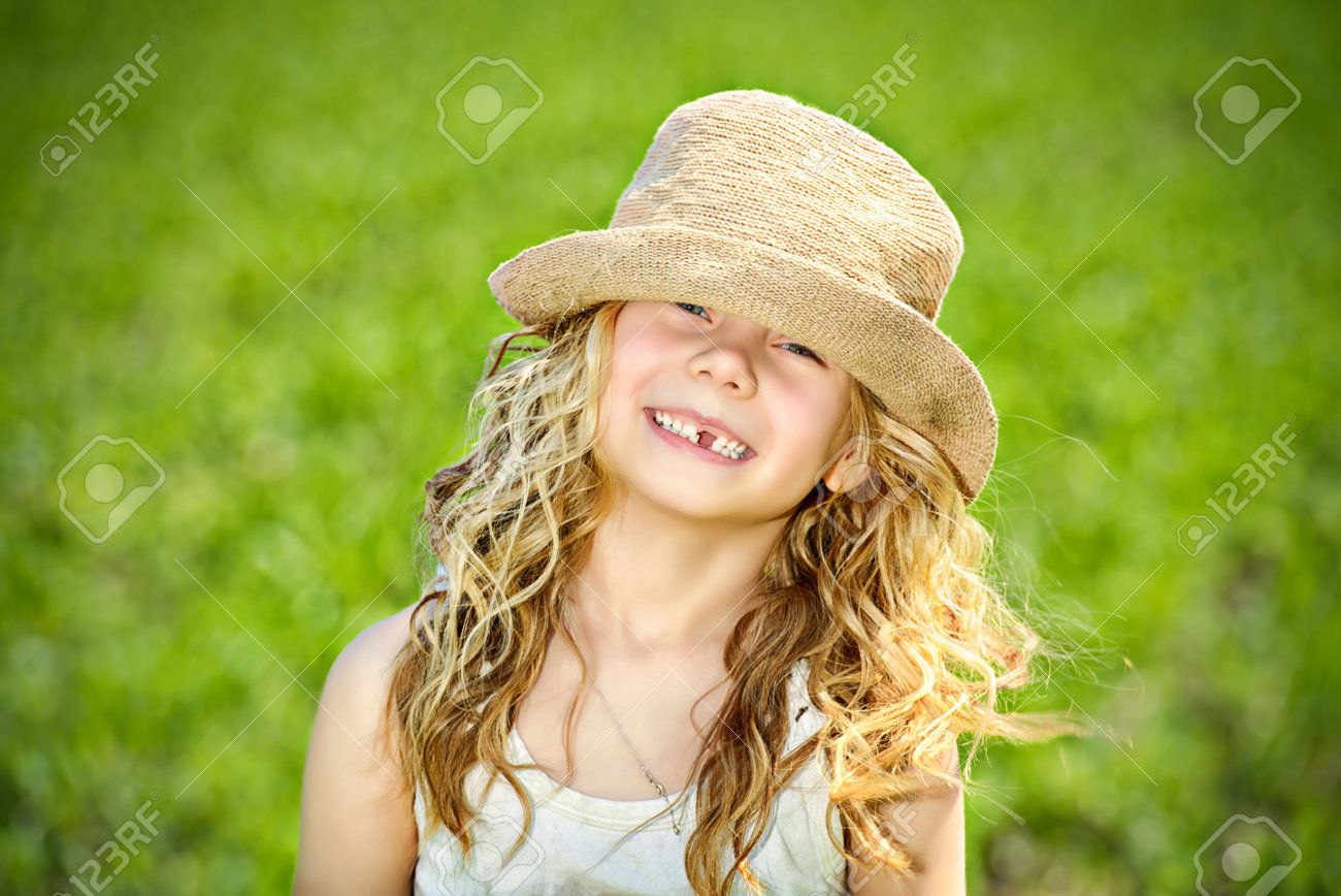 田舎で陰険な女の子の肖像画 幸せな子供時代 感情 の写真素材 画像素材 Image 3555