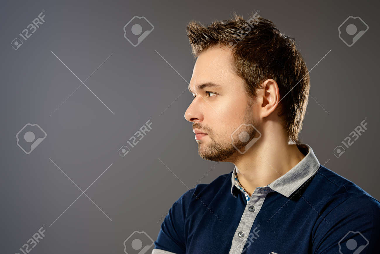 ハンサムな若い男の横顔の肖像画 男性の美しさ の写真素材 画像素材 Image