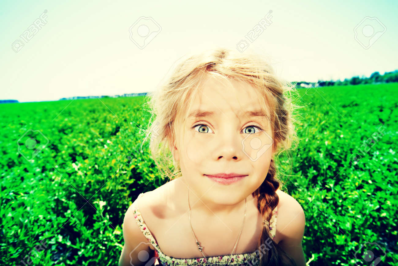 田舎で陰険な少女の肖像画 幸せな子供時代 感情 の写真素材 画像素材 Image