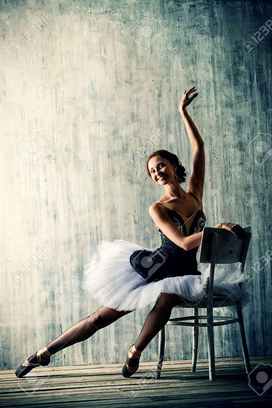 Professionelle Ballett Tanzerin Posiert Im Studio Uber Grunge Hintergrund Kunstkonzept Lizenzfreie Fotos Bilder Und Stock Fotografie Image 41034060