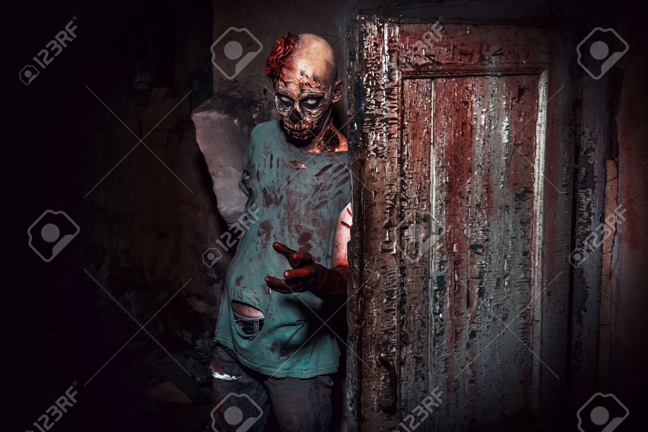 古い家の遺跡で恐ろしい怖いゾンビ男 ホラー ハロウィーン の写真素材 画像素材 Image