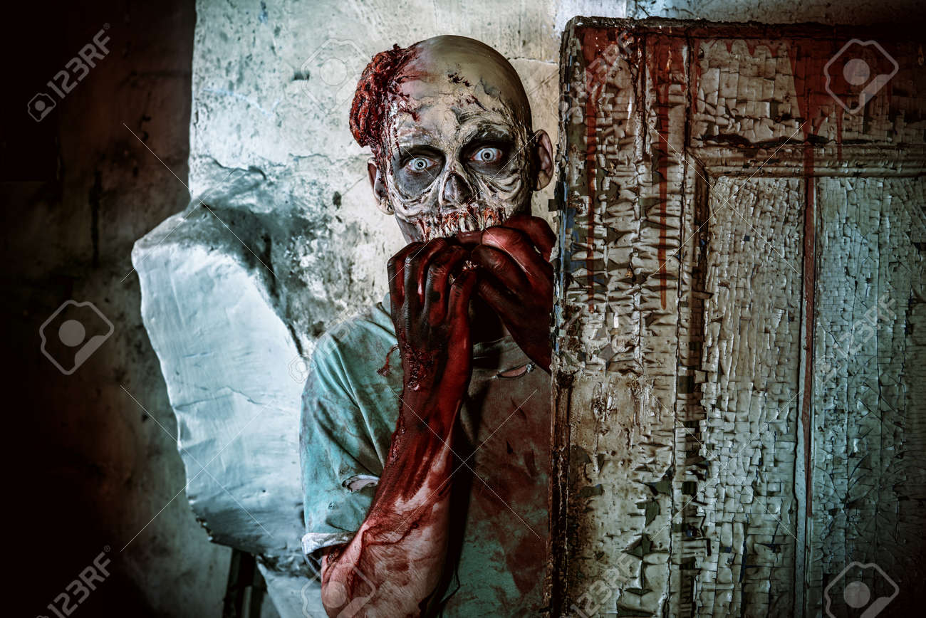 古い家の遺跡で恐ろしい怖いゾンビ男 ホラー ハロウィーン の写真素材 画像素材 Image 古い家の遺跡で恐ろしい怖いゾンビ男 ホラー ハロウィーン の写真素材 画像素材 Image