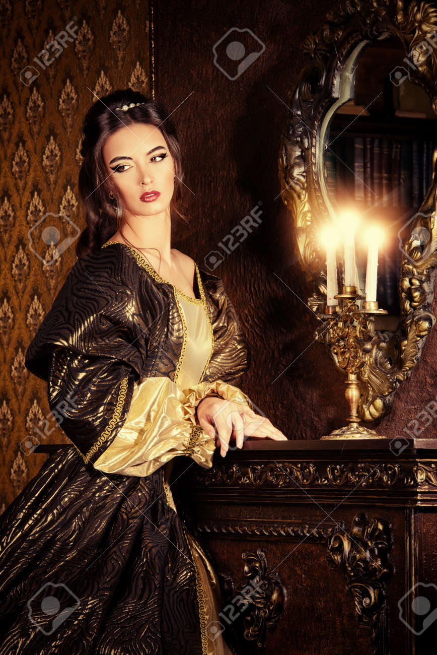 ルネサンス様式の古い宮殿内部の緑豊かな高価なドレスの美しい若い女性 ビンテージ スタイルです ファッション の写真素材 画像素材 Image ルネサンス様式の古い宮殿内部の緑豊かな高価なドレスの美しい若い女性 ビンテージ スタイルです ファッション の写真素材 画像素材 Image