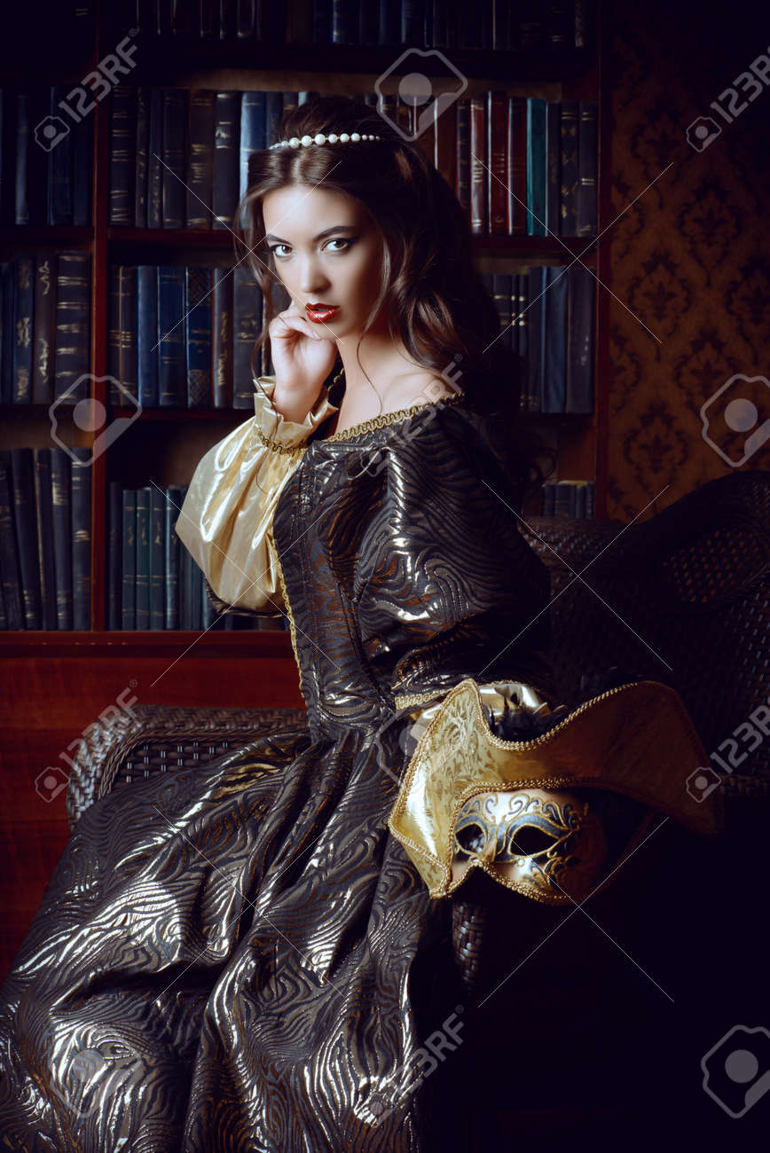 ルネサンス様式の古い宮殿内部の緑豊かな高価なドレスの美しい若い女性 ビンテージ スタイルです ファッション の写真素材 画像素材 Image ルネサンス様式の古い宮殿内部の緑豊かな高価なドレスの美しい若い女性 ビンテージ スタイルです ファッション の写真素材 画像素材 Image