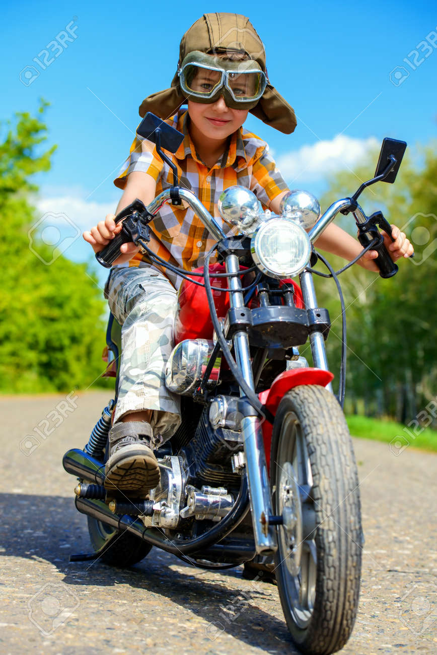 ハンサムな男の子はバイクで旅に出る 冒険 夏の休日 アクティブなライフ スタイル の写真素材 画像素材 Image