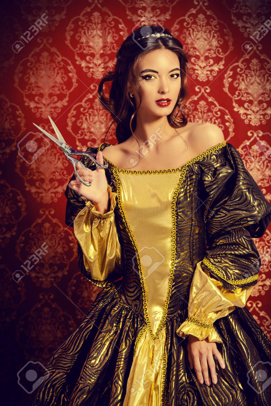 緑豊かなルネサンス ドレス仕立てはさみでポーズ美しい若い女性 ヴィンテージ背景 ファッションの歴史 オートクチュール の写真素材 画像素材 Image 緑豊かなルネサンス ドレス仕立てはさみでポーズ美しい若い女性 ヴィンテージ背景 ファッションの歴史 オートクチュール の写真素材 画像素材 Image