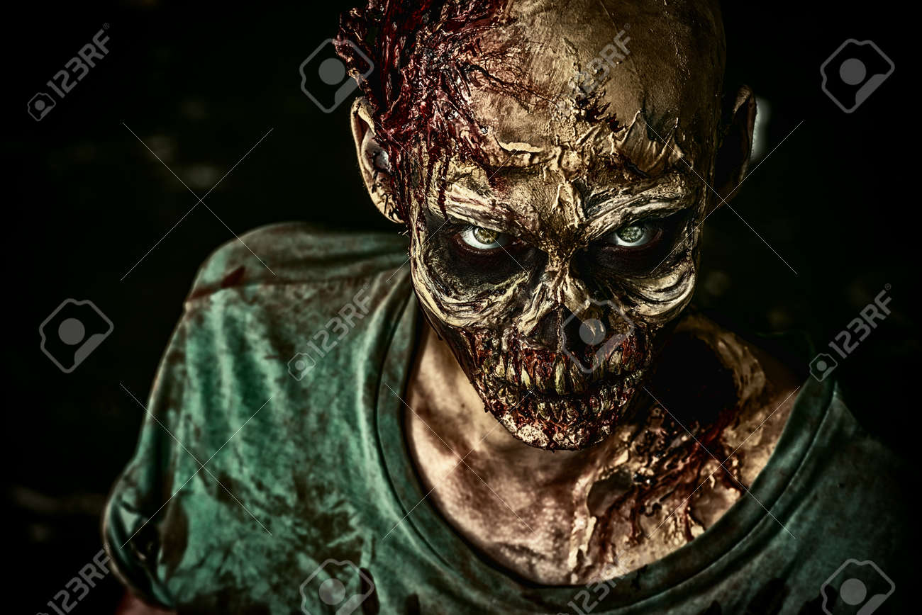 恐ろしい怖いゾンビ男のクローズ アップの肖像画 ホラー ハロウィーン の写真素材 画像素材 Image 恐ろしい怖いゾンビ男のクローズ アップの肖像画 ホラー ハロウィーン の写真素材 画像素材 Image