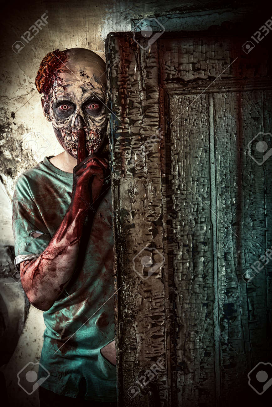 古い家の遺跡で恐ろしい怖いゾンビ男 ホラー ハロウィーン の写真素材 画像素材 Image 古い家の遺跡で恐ろしい怖いゾンビ男 ホラー ハロウィーン の写真素材 画像素材 Image