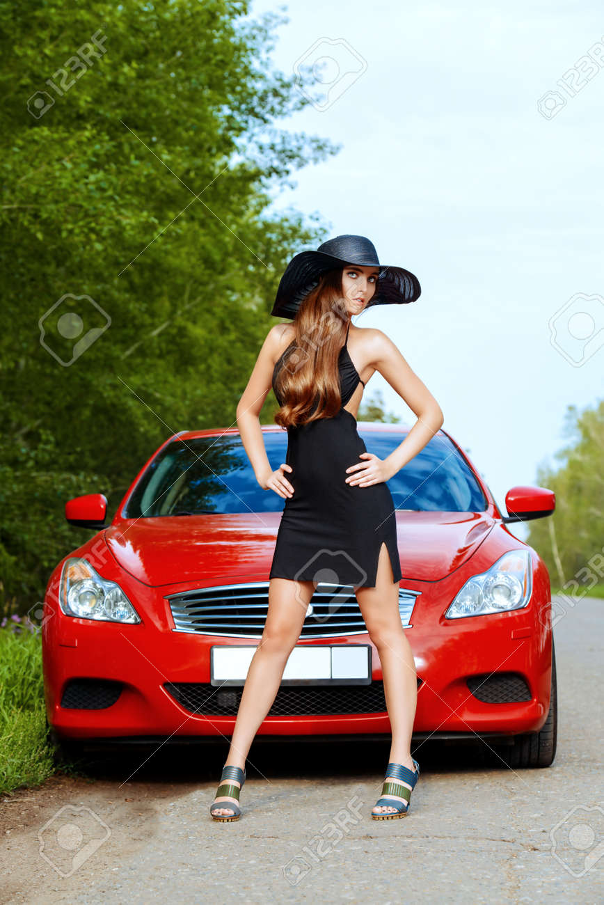 赤いスポーツカーに近い魅力的な若い女性 の写真素材 画像素材 Image