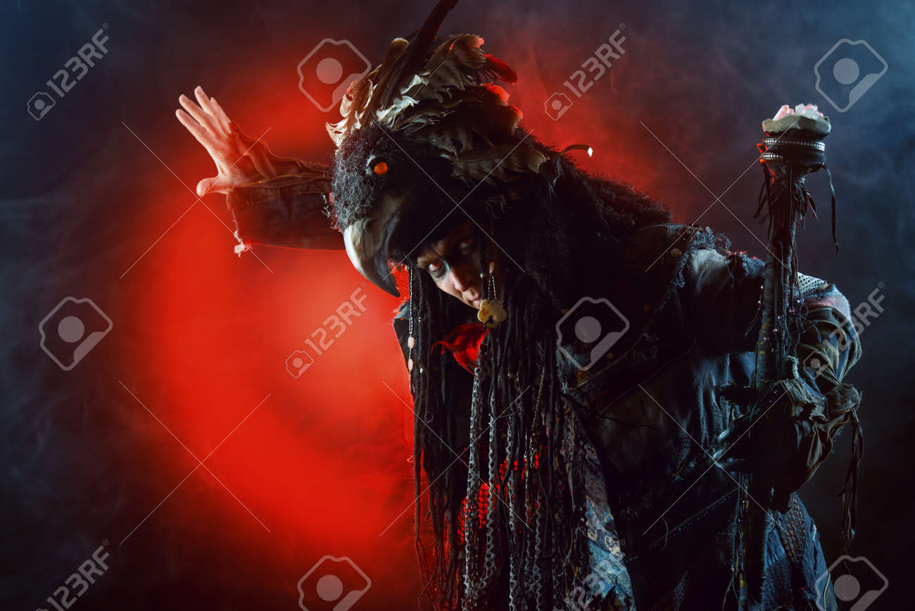霧に囲まれた民族衣装の男性シャーマンの肖像画 ファンタジーの概念 魔法 の写真素材 画像素材 Image 霧に囲まれた民族衣装の男性シャーマンの肖像画 ファンタジーの概念 魔法 の写真素材 画像素材 Image