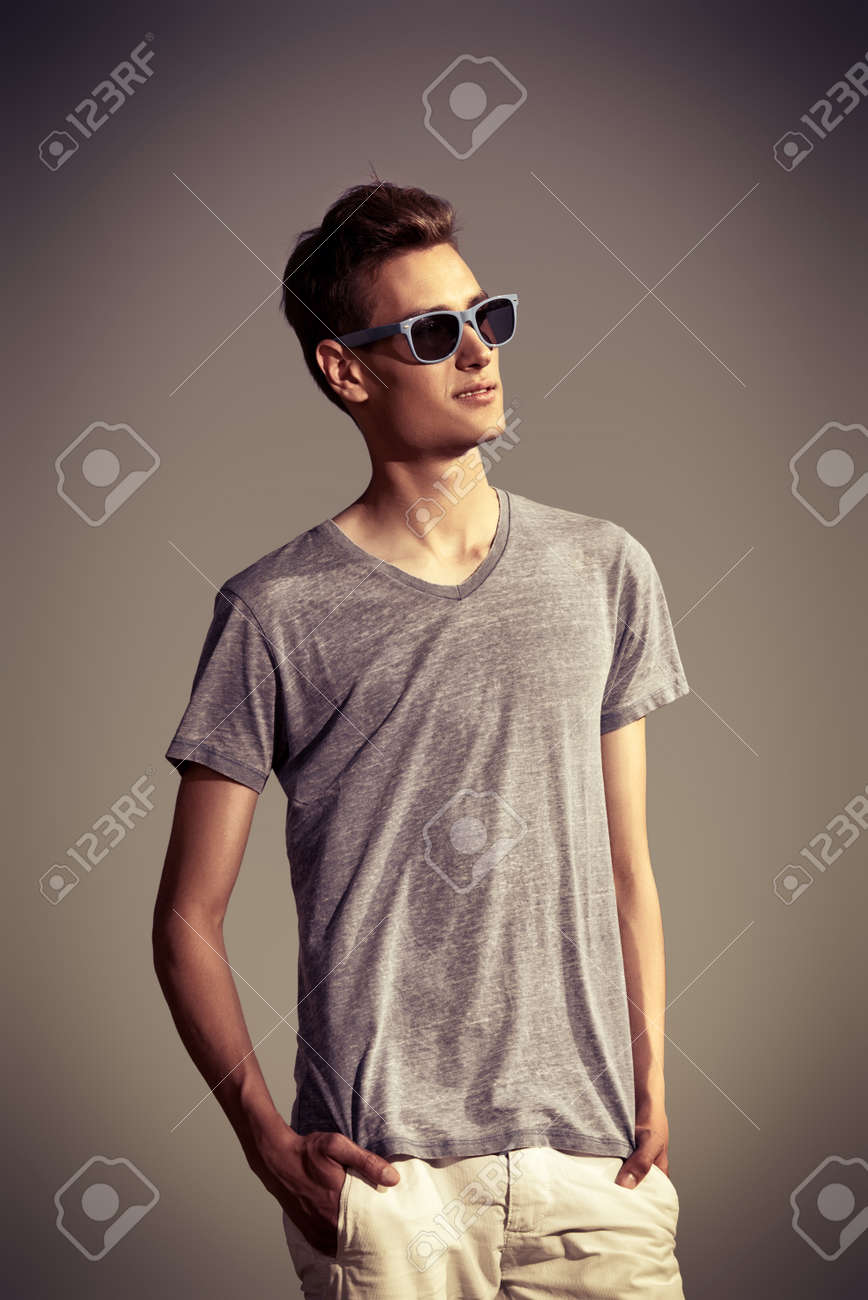 Guapos Chico Con Gafas De Sol Al Aire Libre. Día De Vacaciones. La Belleza De Los Hombres, De La Fotos, Retratos, Imágenes Fotografía De Archivo Libres Derecho. Image 49268993.